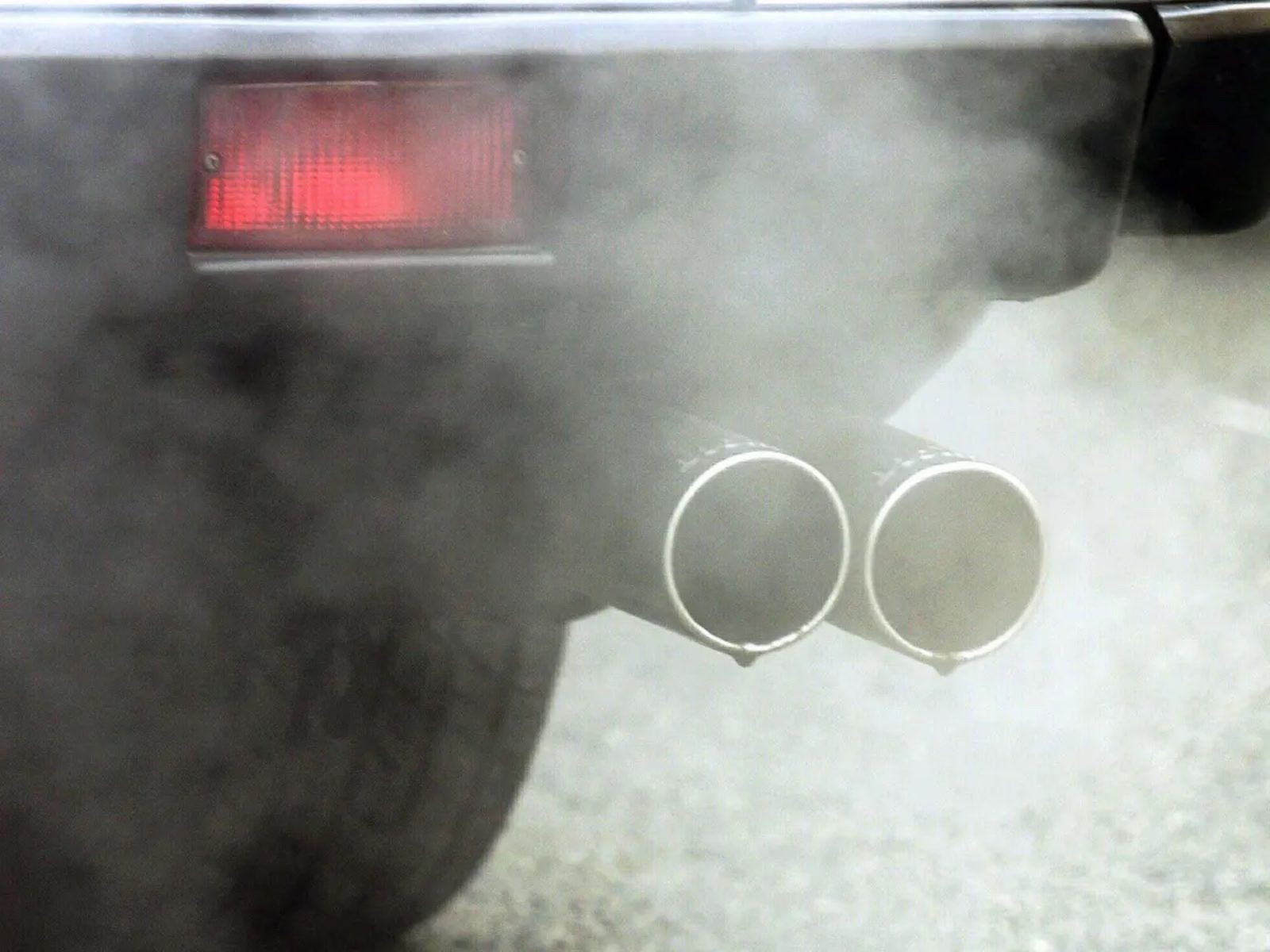 air polluting car fumes 